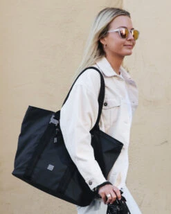 DB BOARD BAGS ESSENTIAL TOTE 25L BLACK OUT (EX) -Ocean Outfit Shop AEra 25L IMG 3197 22296.1695414075