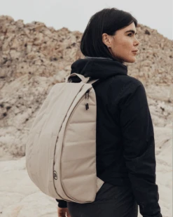 DB BOARD BAGS HUGGER BASE BACKPACK 15L FOGBOW BEIGE (EX) -Ocean Outfit Shop Hugger15L 0cdafbbd 2ab9 48ae 8ec6 d550566ddf5e 01197.1695414151