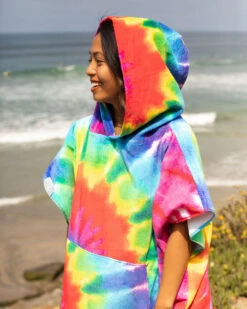 LEUS TIE DYE RAINBOW PONCHO -Ocean Outfit Shop leus originalponcho tie dye rainbow lifestyle1 28384.1673632371