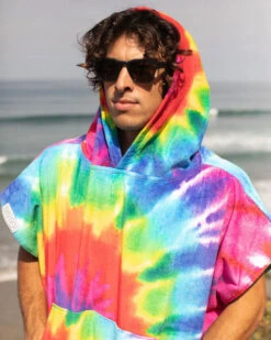 LEUS TIE DYE RAINBOW PONCHO -Ocean Outfit Shop leus originalponcho tie dye rainbow lifestyle2 85883.1673632372