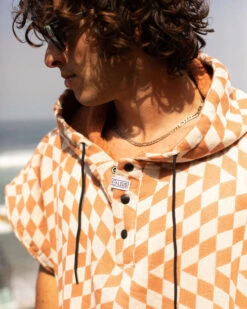 LEUS TERRACOTTA PONCHO - LARGE (EX) -Ocean Outfit Shop leus proponcho terracotta lifestyle3 52884.1691177166