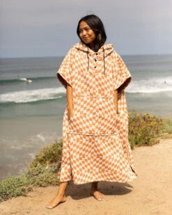 LEUS TERRACOTTA PONCHO - LARGE (EX) -Ocean Outfit Shop leus proponcho terracotta lifestyle4 01891.1691177167