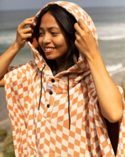 LEUS TERRACOTTA PONCHO - LARGE (EX) -Ocean Outfit Shop leus proponcho terracotta lifestyle5 32381.1691177167